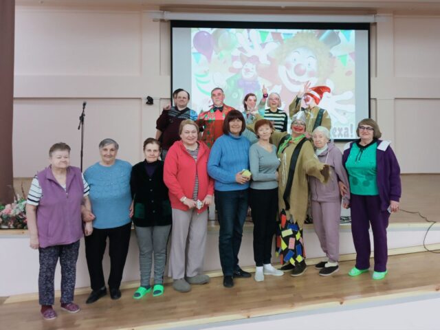 В Центре социальной реабилитации, абилитации детей-инвалидов и инвалидов «РОСТОК» весело и задорно проживающие встретили День смеха.