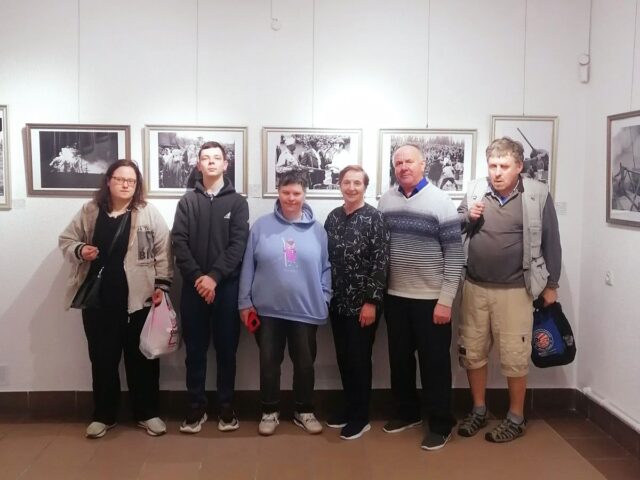 Память, застывшая в кадрах: проживающие Центра «РОСТОК» посетили художественную галерею «Университет культуры»…